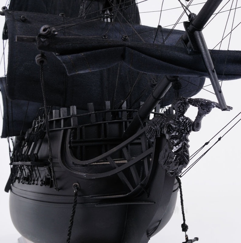 Old Modern Handicrafts Black Pearl Bateau pirate de taille moyenne avec vitrine à l'avant pour décoration d'intérieur, taille unique, multicolore Old Modern Handicrafts Black Pearl Bateau pirate de taille moyenne avec vitrine à l'avant pour décoration d'intérieur, taille unique, multicolore