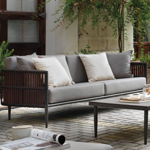 Sofa mit Kissen von Geese