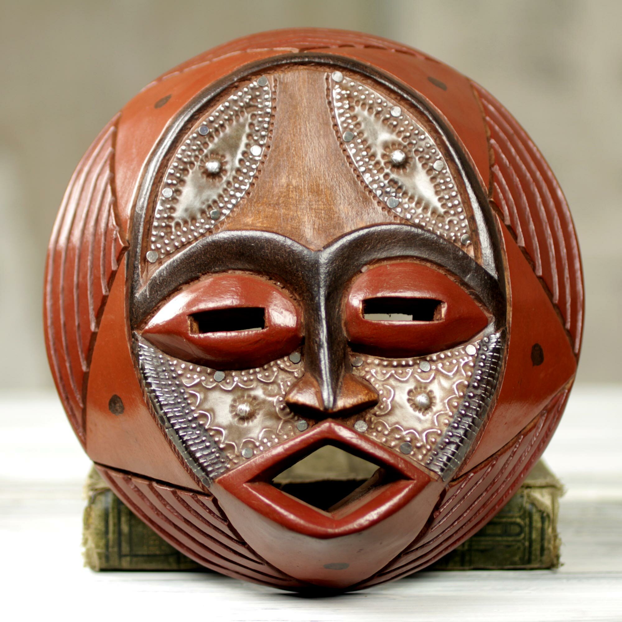 Afričke maske - Page 4 Victor-dushie-handcrafted-circular-west-african-mask-wall-decor